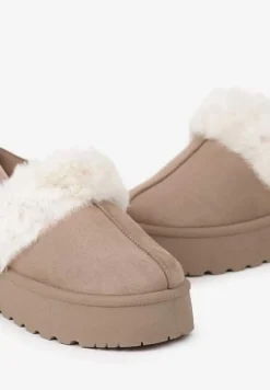 Ciemnobeżowe Śniegowce na Niskiej Platformie z Odkrytą Piętą i Futrzanym Zdobieniem Virezi