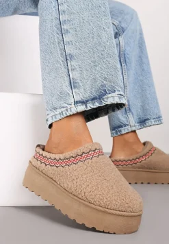 Ciemnobeżowe Niskie Śniegowce na Grubej Podeszwie Ozdobione Barankowym Futerkiem i Wzorzystym Przeszyciem Aziara