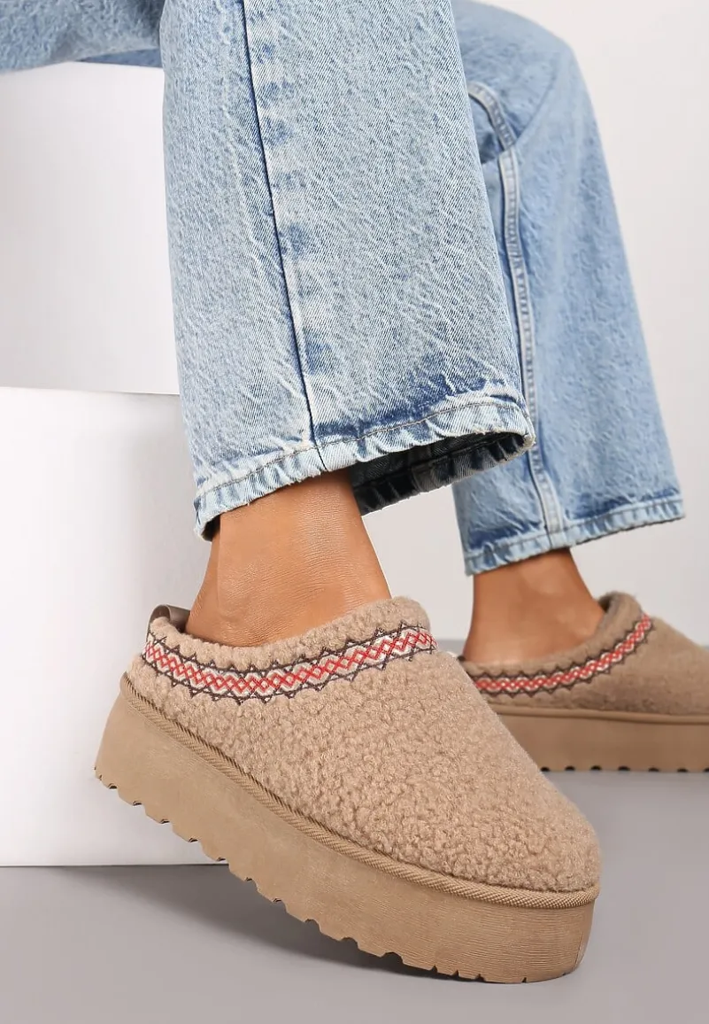 Ciemnobeżowe Niskie Śniegowce na Grubej Podeszwie Ozdobione Barankowym Futerkiem i Wzorzystym Przeszyciem Aziara