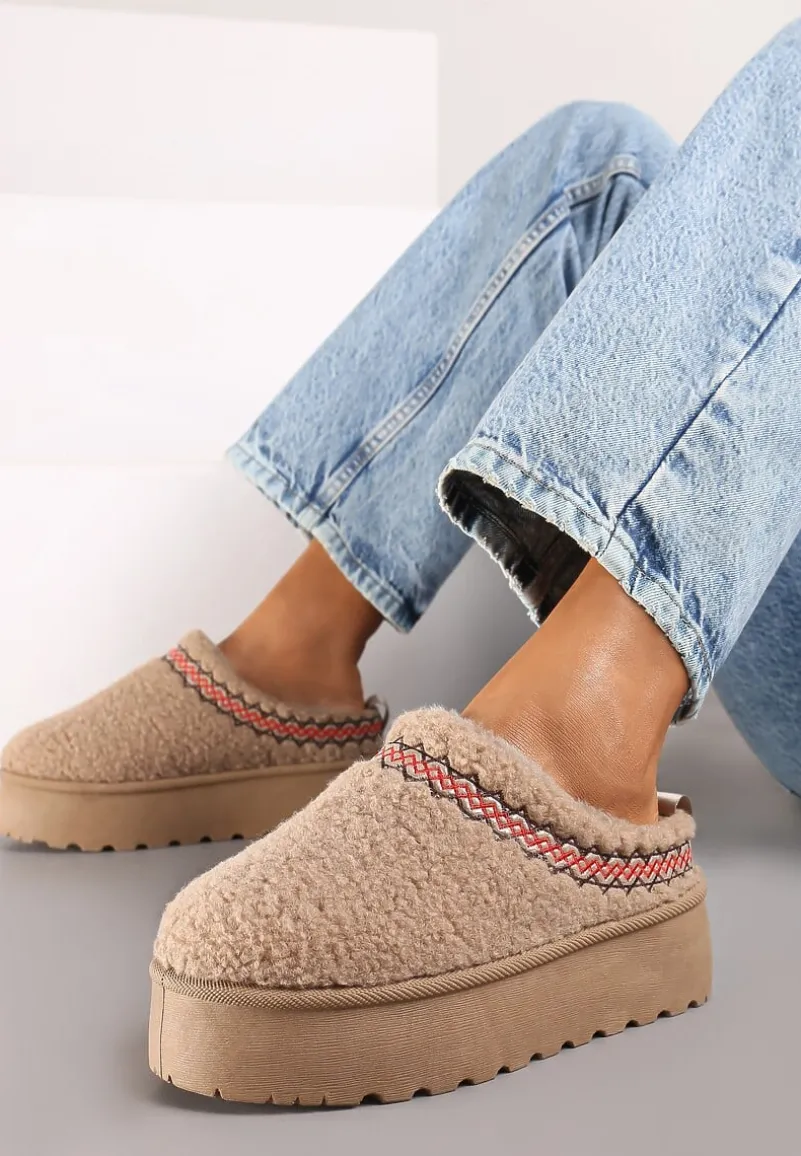 Ciemnobeżowe Niskie Śniegowce na Grubej Podeszwie Ozdobione Barankowym Futerkiem i Wzorzystym Przeszyciem Aziara