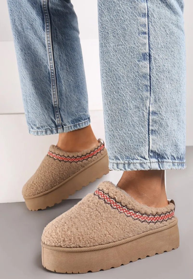 Ciemnobeżowe Niskie Śniegowce na Grubej Podeszwie Ozdobione Barankowym Futerkiem i Wzorzystym Przeszyciem Aziara