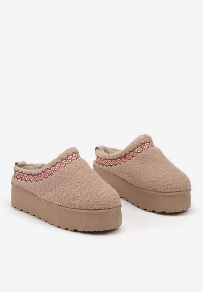 Ciemnobeżowe Niskie Śniegowce na Grubej Podeszwie Ozdobione Barankowym Futerkiem i Wzorzystym Przeszyciem Aziara