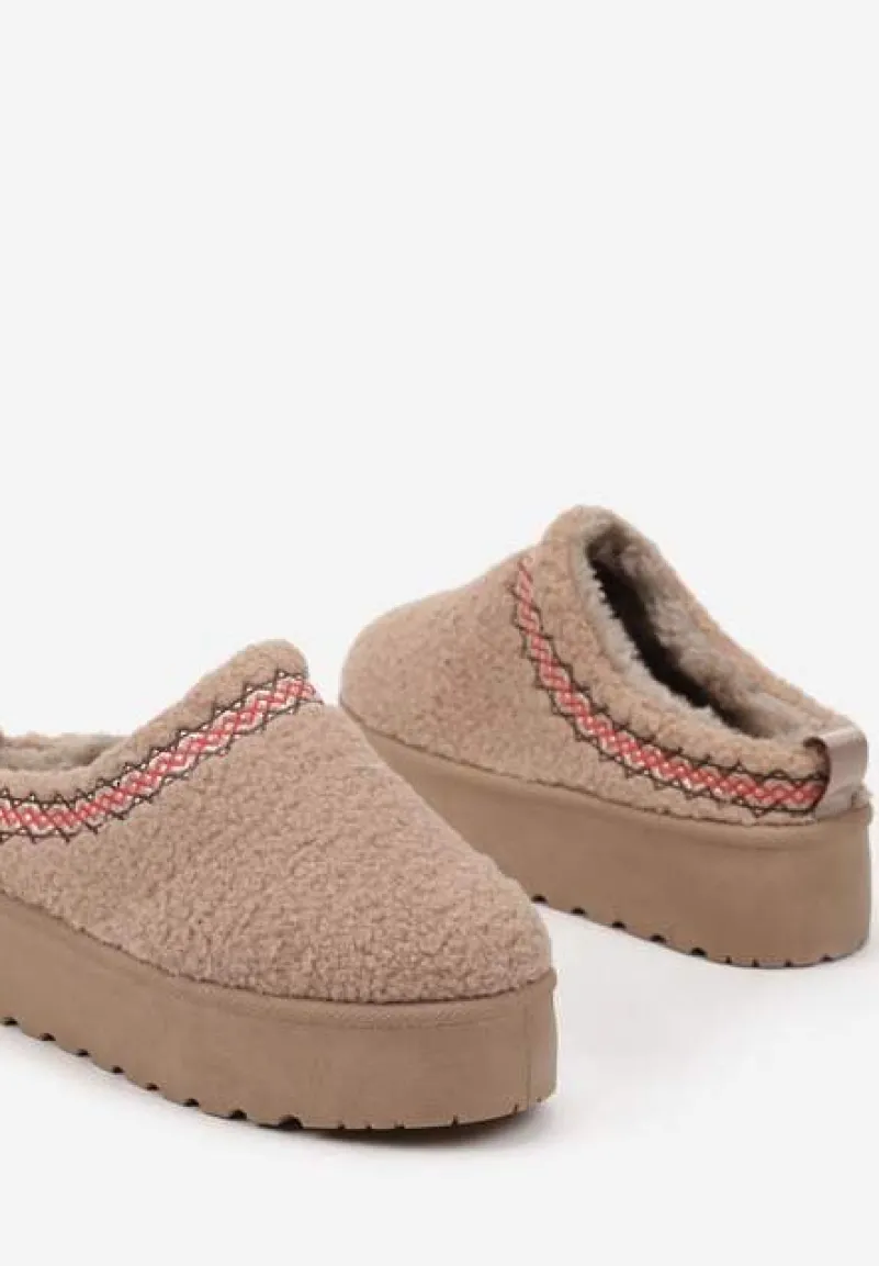 Ciemnobeżowe Niskie Śniegowce na Grubej Podeszwie Ozdobione Barankowym Futerkiem i Wzorzystym Przeszyciem Aziara