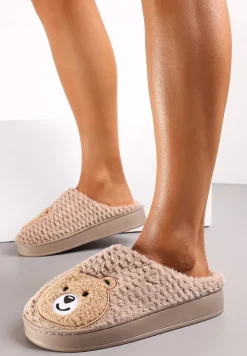 Ciemnobeżowe Ocieplone Kapcie z Naszywką w Kształcie Uroczego Misia Garana