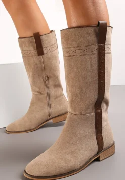 Ciemnobeżowe Płaskie Kozaki z Przeszyciami i Ozdobnym Paskiem z Ekoskóry Penome