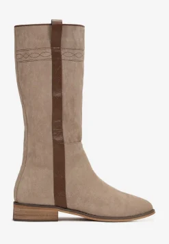 Ciemnobeżowe Płaskie Kozaki z Przeszyciami i Ozdobnym Paskiem z Ekoskóry Penome