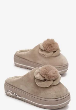 Ciemnobeżowe Płaskie Wsuwane Kapcie z Pomponem Kanska