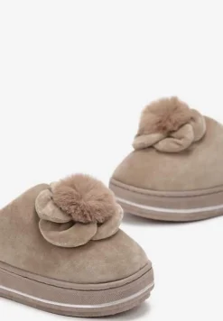 Ciemnobeżowe Płaskie Wsuwane Kapcie z Pomponem Kanska