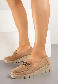 Ciemnobeżowe Półbuty Mokasyny na Koturnie z Tłoczeniem i Wkładką ze Skóry Naturalnej i Łańcuchem Cariella