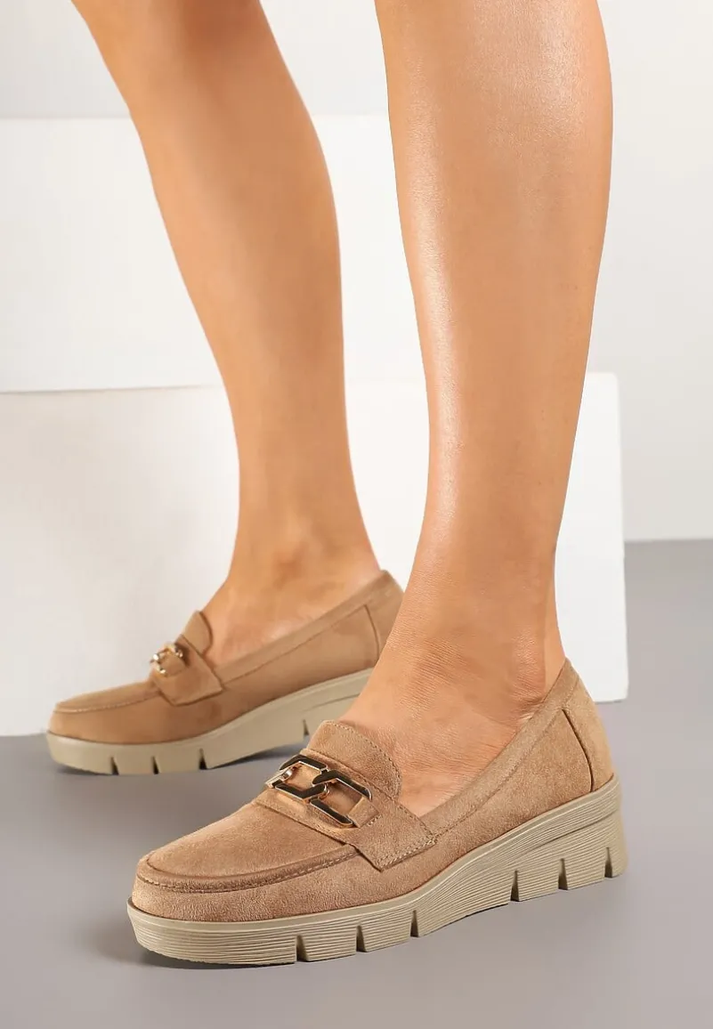 Ciemnobeżowe Półbuty Mokasyny na Koturnie z Tłoczeniem i Wkładką ze Skóry Naturalnej i Łańcuchem Cariella