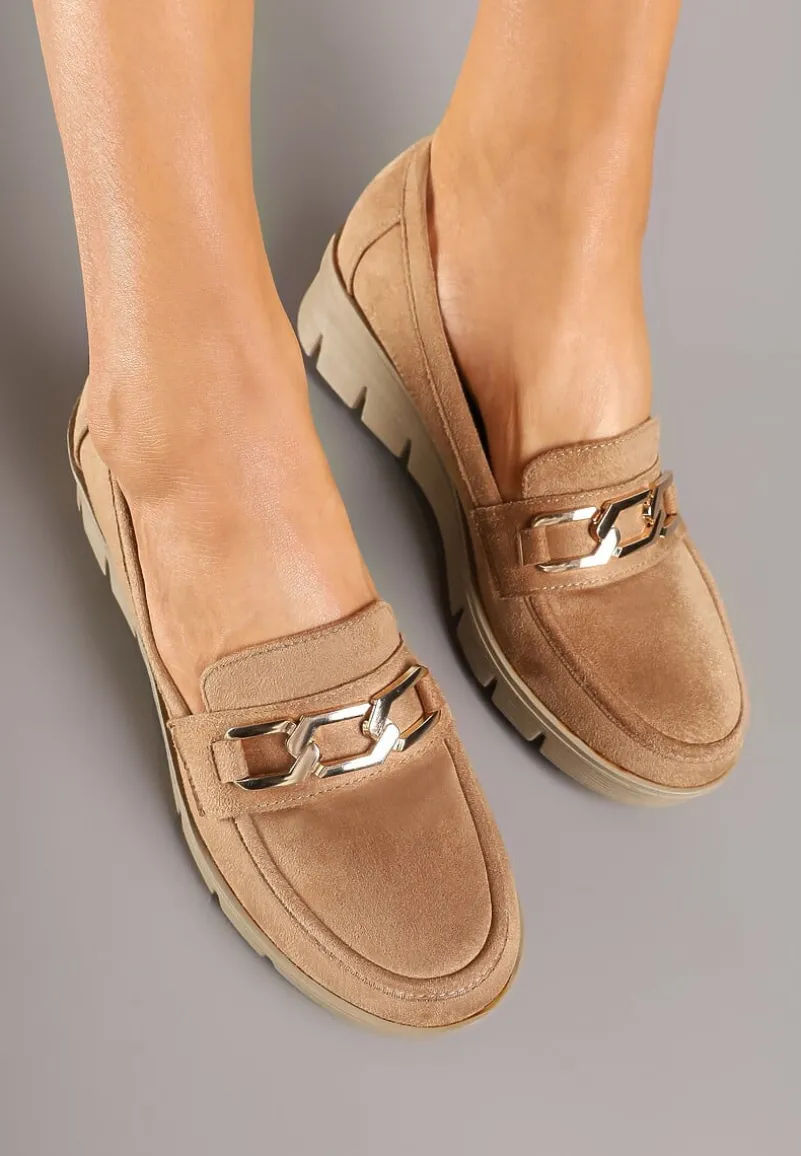 Ciemnobeżowe Półbuty Mokasyny na Koturnie z Tłoczeniem i Wkładką ze Skóry Naturalnej i Łańcuchem Cariella