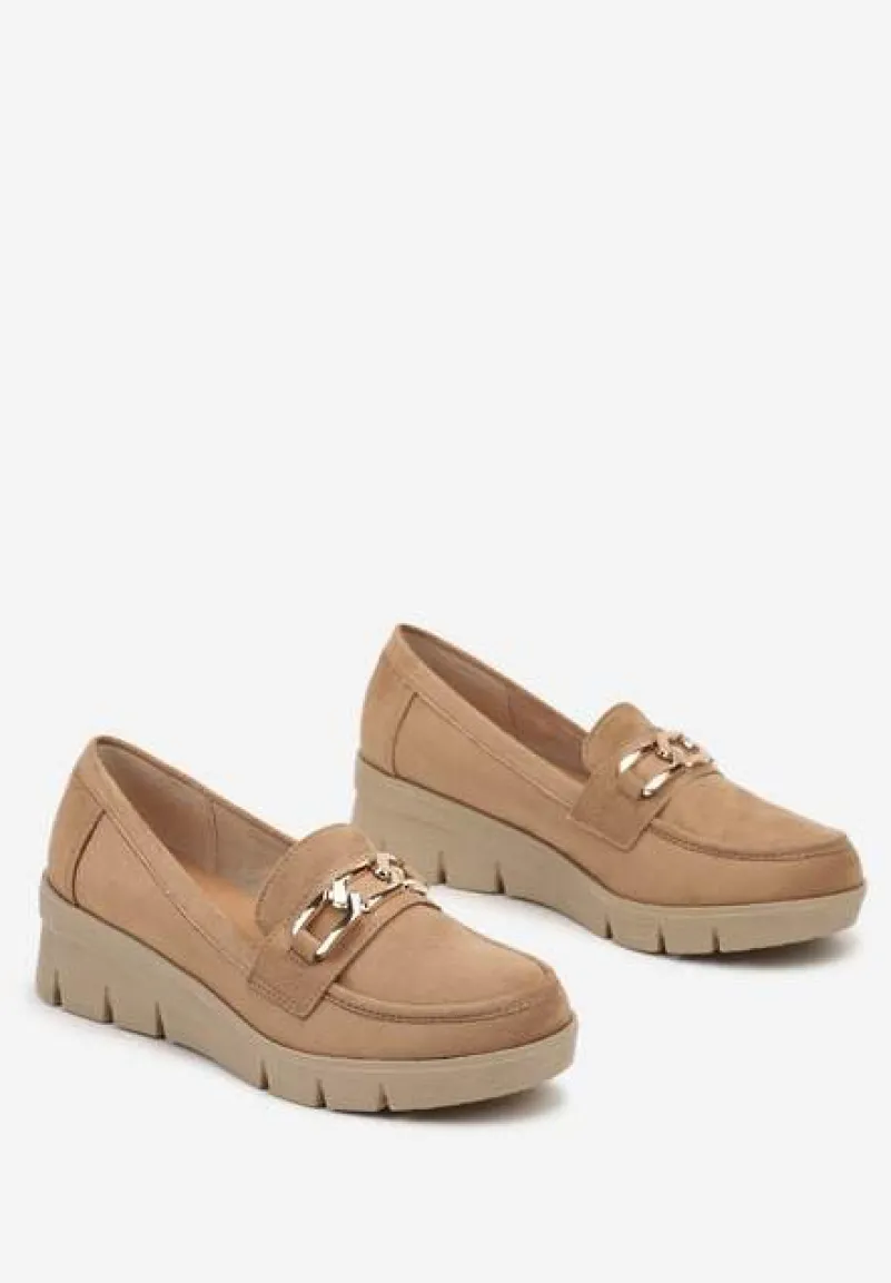 Ciemnobeżowe Półbuty Mokasyny na Koturnie z Tłoczeniem i Wkładką ze Skóry Naturalnej i Łańcuchem Cariella