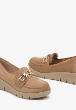 Ciemnobeżowe Półbuty Mokasyny na Koturnie z Tłoczeniem i Wkładką ze Skóry Naturalnej i Łańcuchem Cariella