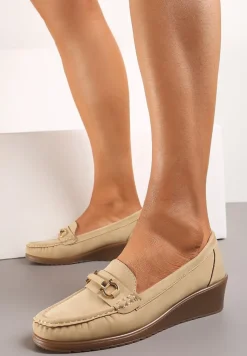 Ciemnobeżowe Półbuty Mokasyny na Koturnie z Metaliczną Ozdobą Dalisha