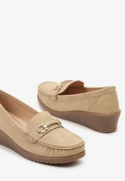 Ciemnobeżowe Półbuty Mokasyny na Koturnie z Metaliczną Ozdobą Dalisha