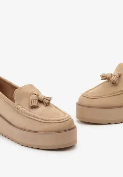 Ciemnobeżowe Półbuty na Niskiej Platformie z Przeszyciami i Ozdobnymi Chwostami Hiela