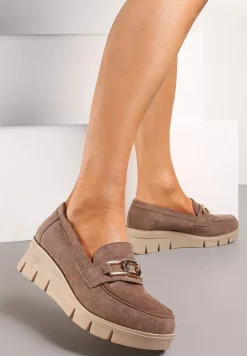 Ciemnobeżowe Półbuty ze Skórzaną Wkładką na Niskim Koturnie z Metalową Ozdobą Garnissa