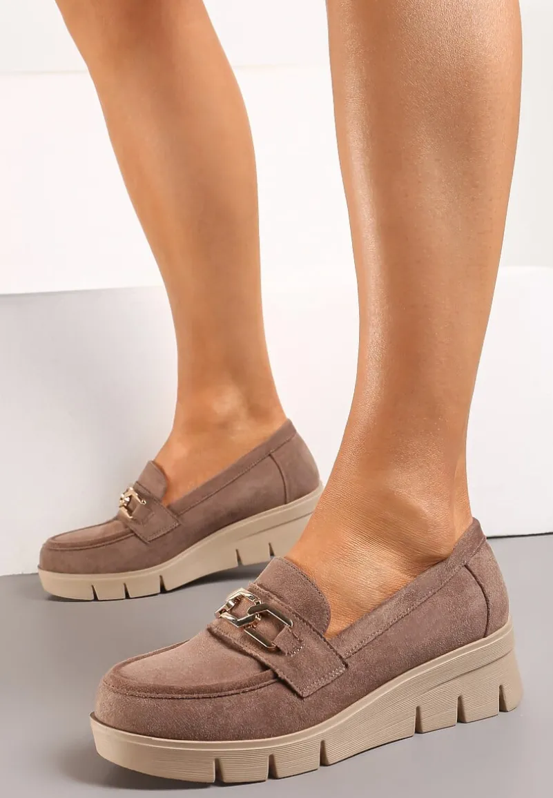 Ciemnobeżowe Półbuty ze Skórzaną Wkładką na Niskim Koturnie z Metalową Ozdobą Garnissa