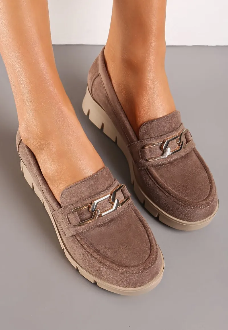 Ciemnobeżowe Półbuty ze Skórzaną Wkładką na Niskim Koturnie z Metalową Ozdobą Garnissa