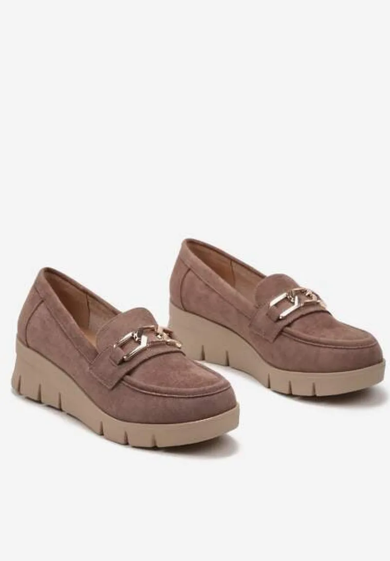 Ciemnobeżowe Półbuty ze Skórzaną Wkładką na Niskim Koturnie z Metalową Ozdobą Garnissa