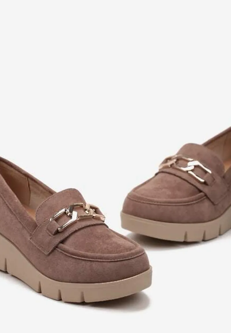 Ciemnobeżowe Półbuty ze Skórzaną Wkładką na Niskim Koturnie z Metalową Ozdobą Garnissa