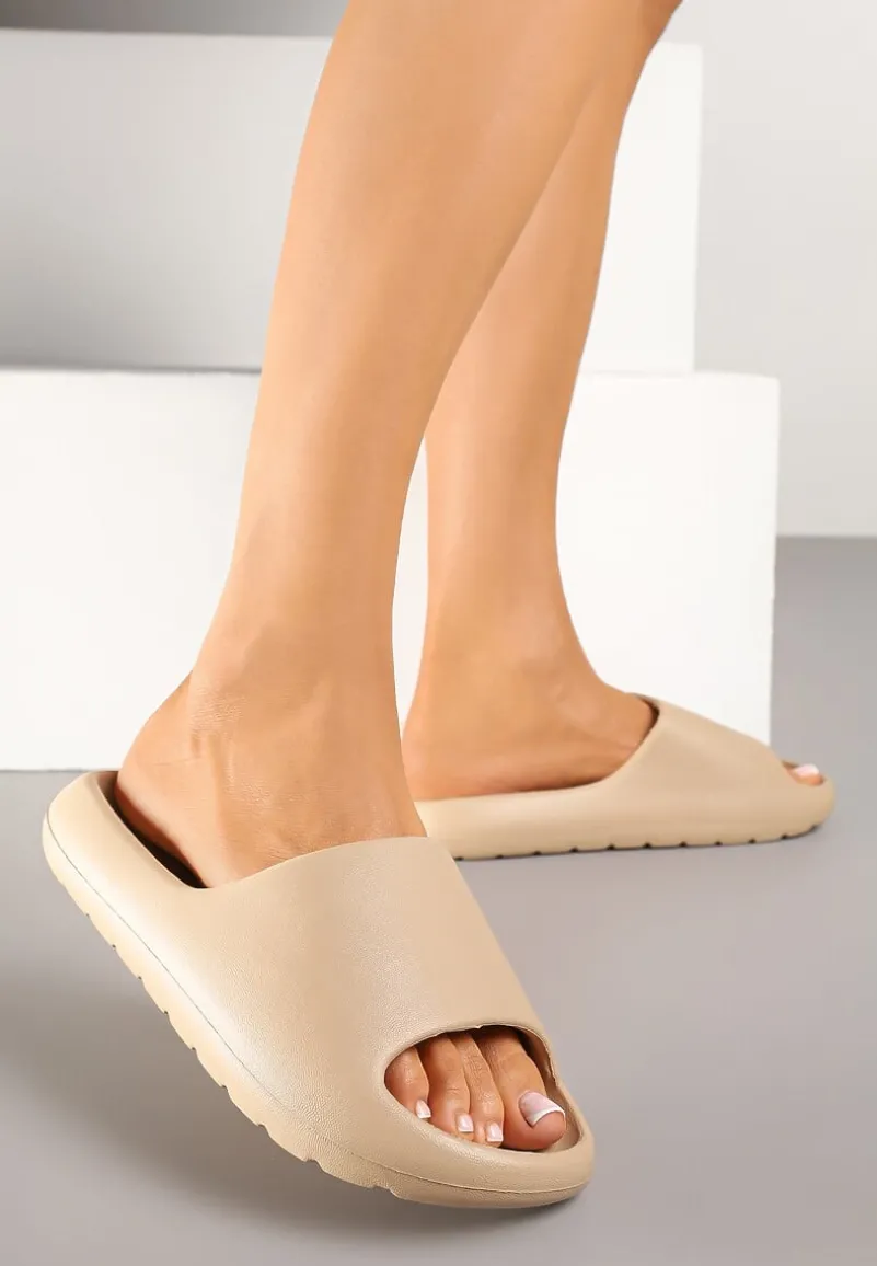 Ciemnobeżowe Piankowe Klapki z Gładkim Wykończeniem Sonira