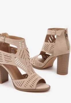 Ciemnobeżowe Sandały na Słupku Ozdobione Ażurowym Wzorem Grelidi