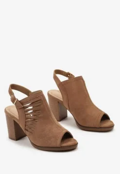 Ciemnobeżowe Sandały Peep Toe na Słupku z Ozdobnymi Wycięciami i Sprzączką Riavia