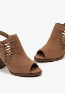 Ciemnobeżowe Sandały Peep Toe na Słupku z Ozdobnymi Wycięciami i Sprzączką Riavia