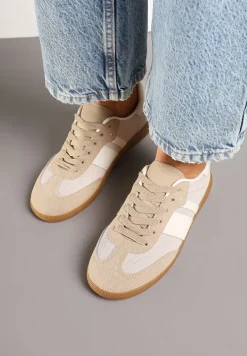 Ciemnobeżowe Sneakersy na Kauczukowej Podeszwie Ozdobione Paskami Emidi