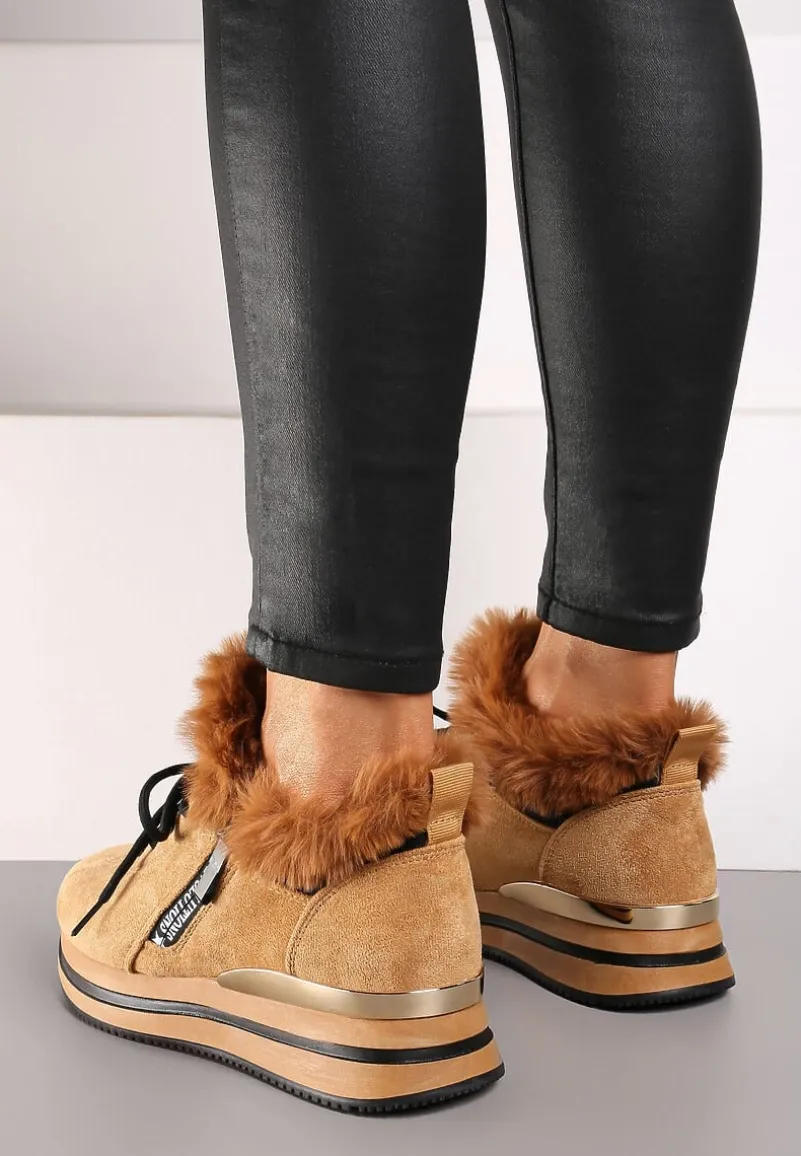 Ciemnobeżowe Sneakersy na Płaskiej Podeszwie z Napisem i Futerkiem Taricea