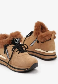 Ciemnobeżowe Sneakersy na Płaskiej Podeszwie z Napisem i Futerkiem Taricea