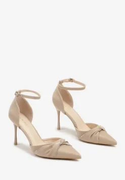 Ciemnobeżowe Szpilki ze Szpiczastym Noskiem Zdobionym Marszczeniem Zapinane na Klamerkę Zivinita