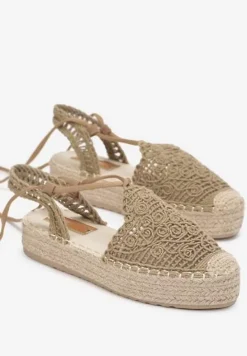 Ciemnobeżowe Wiązane Sandały na Plecionej Platformie z Szydełkową Cholewką Avelley