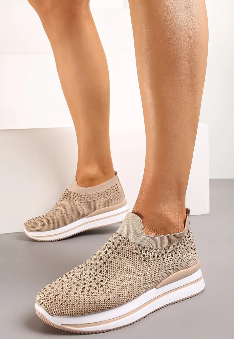 Ciemnobeżowe Wsuwane Buty Sportowe Ozdobione Cyrkoniami na Płaskiej Podeszwie Ustetellia