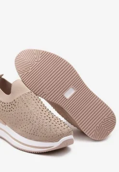 Ciemnobeżowe Wsuwane Buty Sportowe Ozdobione Cyrkoniami na Płaskiej Podeszwie Ustetellia