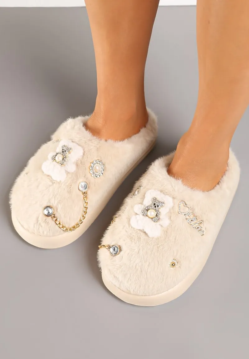 Ciemnobeżowe Wsuwane Kapcie z Futerkiem Ozdobione Metalowymi Aplikacjami Reandwenna