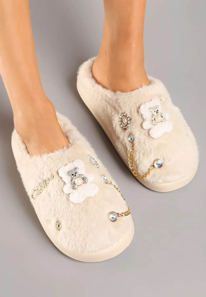 Ciemnobeżowe Wsuwane Kapcie z Futerkiem Ozdobione Metalowymi Aplikacjami Reandwenna