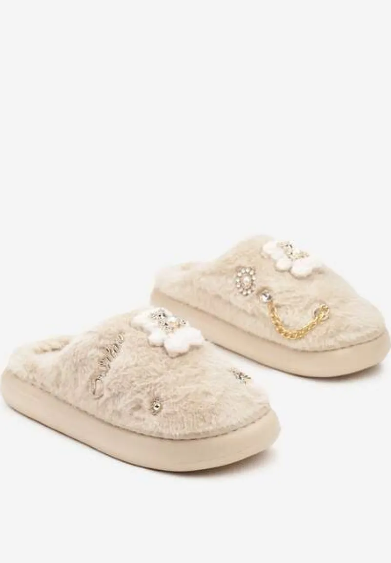 Ciemnobeżowe Wsuwane Kapcie z Futerkiem Ozdobione Metalowymi Aplikacjami Reandwenna