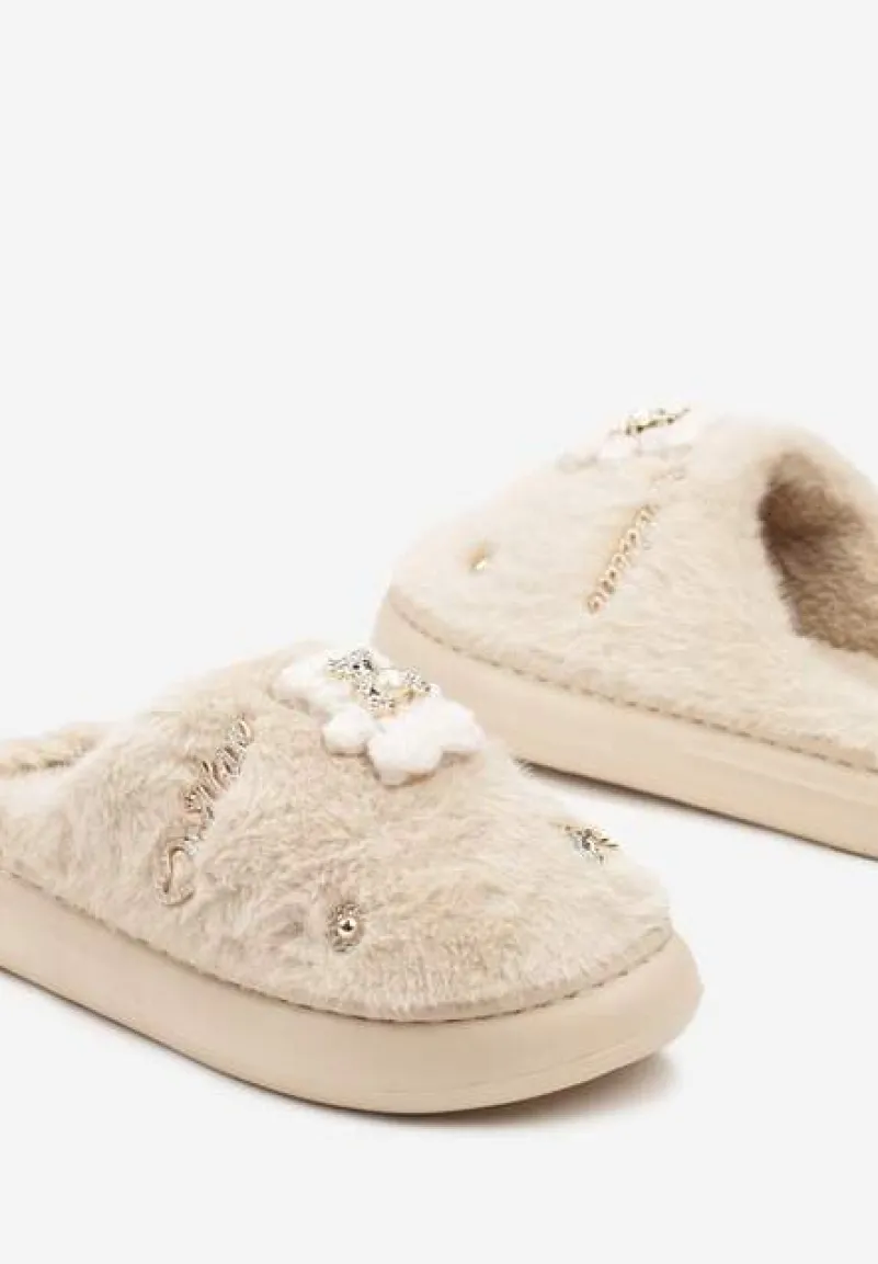 Ciemnobeżowe Wsuwane Kapcie z Futerkiem Ozdobione Metalowymi Aplikacjami Reandwenna