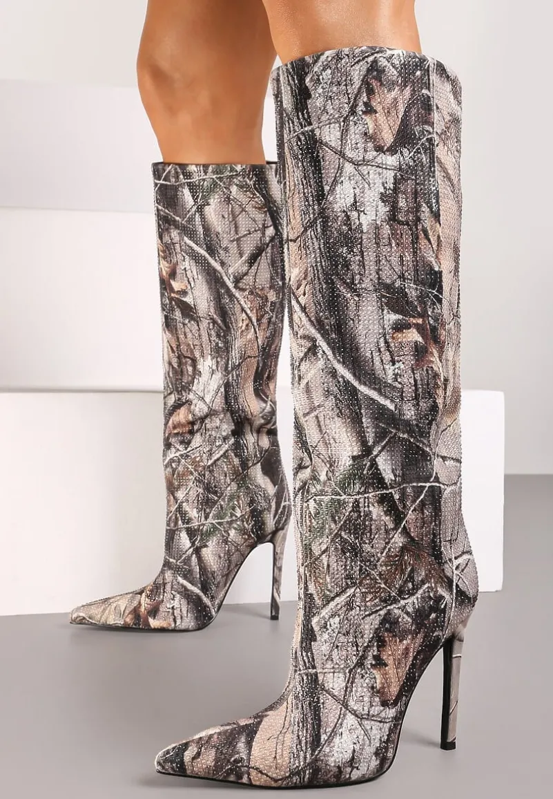 Ciemnobeżowe Wsuwane Kozaki na Obcasie Typu Szpilka z Noskiem w Szpic i Cyrkoniowym Detalem Hanilaya