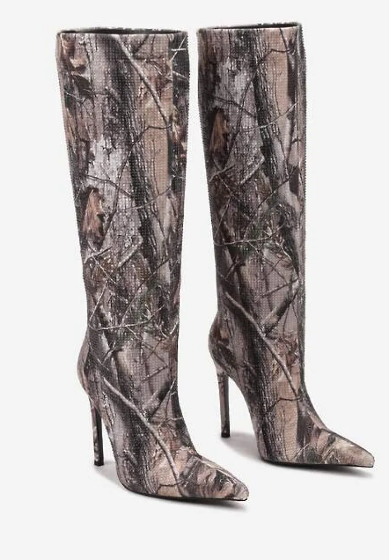 Ciemnobeżowe Wsuwane Kozaki na Obcasie Typu Szpilka z Noskiem w Szpic i Cyrkoniowym Detalem Hanilaya