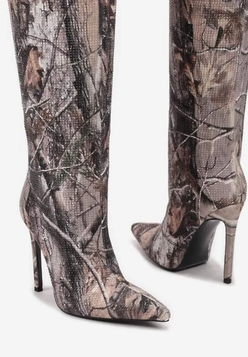 Ciemnobeżowe Wsuwane Kozaki na Obcasie Typu Szpilka z Noskiem w Szpic i Cyrkoniowym Detalem Hanilaya