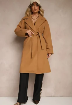 Ciemnobeżowy Długi Płaszcz Wiązany w Talii Materiałowym Paskiem z Ozodobnymi Guzikami na Rękawach Thakore