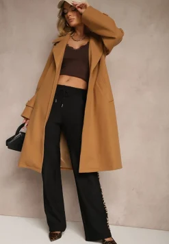 Ciemnobeżowy Długi Płaszcz Wiązany w Talii Materiałowym Paskiem z Ozodobnymi Guzikami na Rękawach Thakore