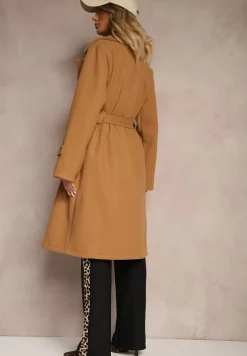 Ciemnobeżowy Długi Płaszcz Wiązany w Talii Materiałowym Paskiem z Ozodobnymi Guzikami na Rękawach Thakore