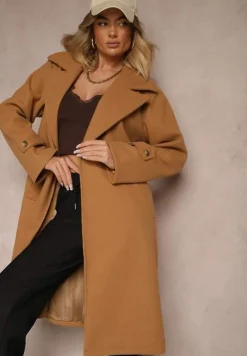 Ciemnobeżowy Długi Płaszcz Wiązany w Talii Materiałowym Paskiem z Ozodobnymi Guzikami na Rękawach Thakore