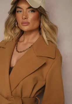 Ciemnobeżowy Długi Płaszcz Wiązany w Talii Materiałowym Paskiem z Ozodobnymi Guzikami na Rękawach Thakore