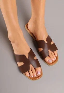 Ciemnobrązowe Klapki na Płaskiej Podeszwie w Klasycznym Stylu z Wycięciami Filinda