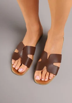 Ciemnobrązowe Klapki na Płaskiej Podeszwie w Klasycznym Stylu z Wycięciami Filinda